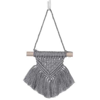 Décoration murale en macramé gris, idéale pour un intérieur bohème. Ce design artisanal apporte une touche d'élégance et de modernité à votre décoration. Parfait pour le salon, la chambre ou un espace de travail, cet accessoire suspendu rehausse l'ambiance avec son style unique et chic. Optimisé pour une décoration personnalisée, ce macramé est un choix raffiné pour embellir vos murs.