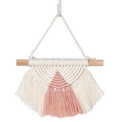 Décoration murale en macramé tissé à la main, idéal pour ajouter une touche bohème à un salon ou une chambre. Design géométrique avec franges aux teintes douces. Accessoire tendance pour personnaliser votre intérieur.