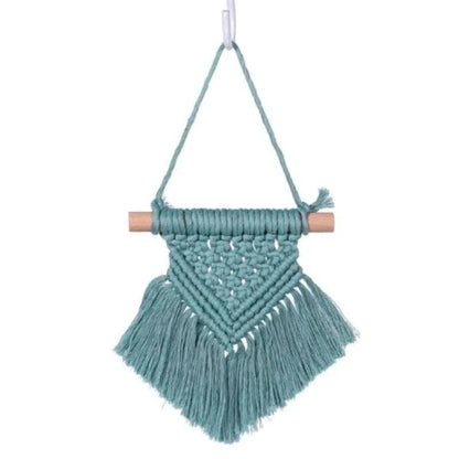 Décoration murale boho en macramé bleu avec franges, idéale pour embellir votre intérieur avec une touche artisanale et bohème. Parfait pour un salon, une chambre ou un bureau, cet accessoire ajoute une note élégante et tendance à votre décoration. Accrochez-le facilement à l'aide de son support discret.