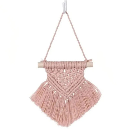 Suspension murale décorative rose en macramé avec franges, idéale pour ajouter une touche boho à votre intérieur. Parfaite pour embellir une chambre, un salon ou un bureau. Accessoire artisanal élégant accroché à un bâton en bois design.