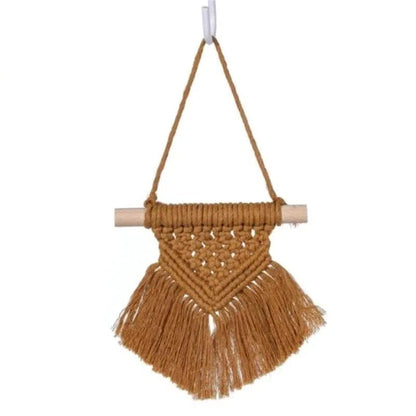 Décoration murale bohème chic en macramé beige, idéale pour salon ou chambre, apporte une touche artisanale et élégante à votre intérieur. Tissage mural suspendu avec franges, parfait pour une ambiance naturelle et chaleureuse. Accessoire de décoration d'intérieur tendance et raffiné.