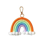 Porte-clés arc-en-ciel multicolore avec pompons, idéal pour ajouter une touche de couleur et de gaieté à votre sac ou trousseau de clés. Accessoire tendance parfait pour exprimer votre style unique.