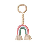 Jouet pour bébé en forme d'arc-en-ciel rose et vert, suspendu à un anneau avec des perles, parfait pour la décoration de la chambre d'enfant ou comme cadeau de naissance.