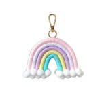 Porte-clés en forme d'arc-en-ciel aux couleurs pastel, accessoire tendance et mignon, idéal pour personnaliser sacs et trousseaux de clés. Ce joli pendentif, avec ses nuances douces, apporte une touche de gaieté au quotidien et constitue un cadeau original pour petits et grands. Parfait pour ajouter une note colorée et unique à vos accessoires personnels.