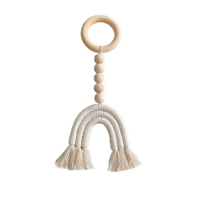 Hochet bébé design en forme d'arc-en-ciel avec anneau et perles. Jouet d'éveil idéal pour les nouveau-nés, favorisant la stimulation sensorielle et la motricité fine. Accessoire décoratif sobre et élégant pour chambre d'enfant. Cadeau parfait pour une naissance ou un baptême.