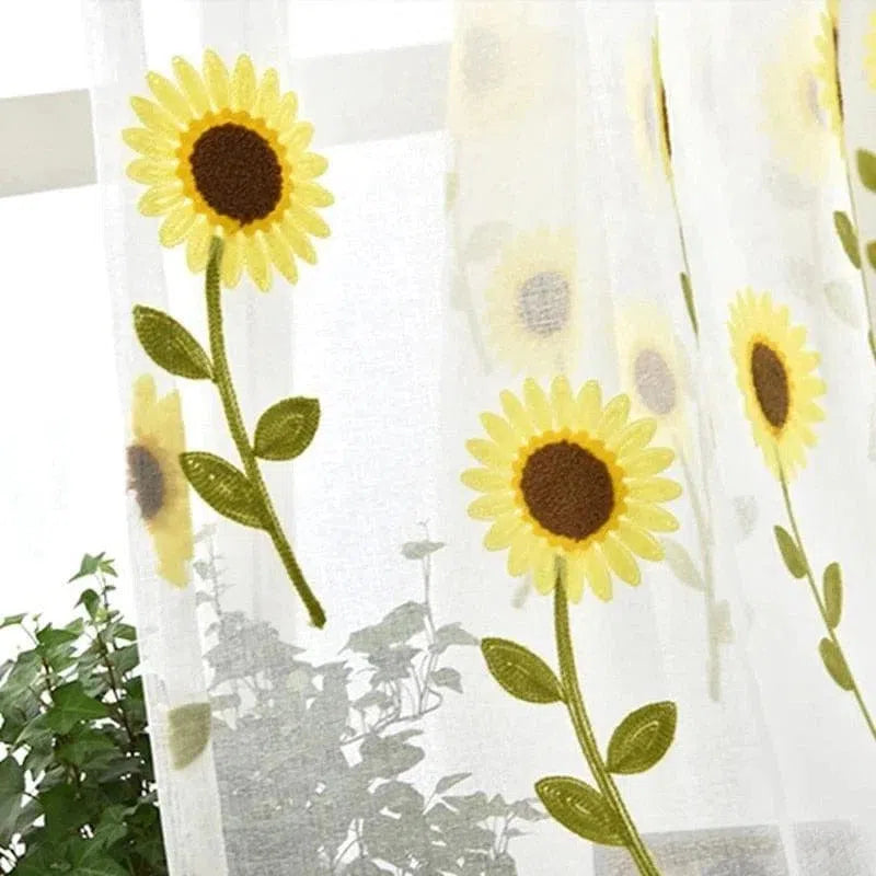 Voilage décoratif avec motifs de tournesols jaunes lumineux, idéal pour apporter une touche de fraîcheur et de couleur à votre intérieur. Parfait pour les pièces à vivre ou chambres, ce rideau léger laisse passer la lumière tout en égayant votre décoration.