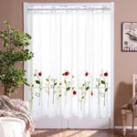 Rideau blanc pour fenêtre avec motifs floraux colorés, apportant une touche de fraîcheur et d'élégance à votre intérieur. Parfait pour le salon ou la chambre, ce rideau lumineux laisse entrer la lumière tout en décorant avec style. Design moderne et attrayant, idéal pour une ambiance chaleureuse et accueillante.