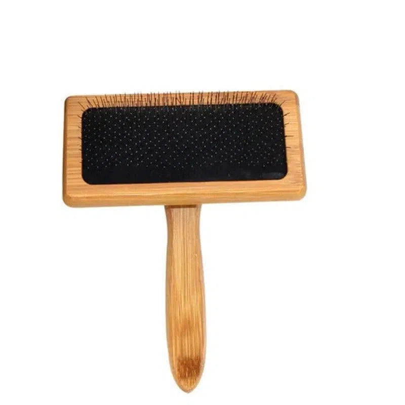 Brosse pour animaux domestiques, idéale pour le toilettage des chiens et chats, élimine les poils morts et démêle efficacement. Pratique et facile à utiliser, cette brosse améliore le bien-être de votre compagnon tout en maintenant son pelage sain et brillant. Adaptée à toutes les tailles d'animaux.