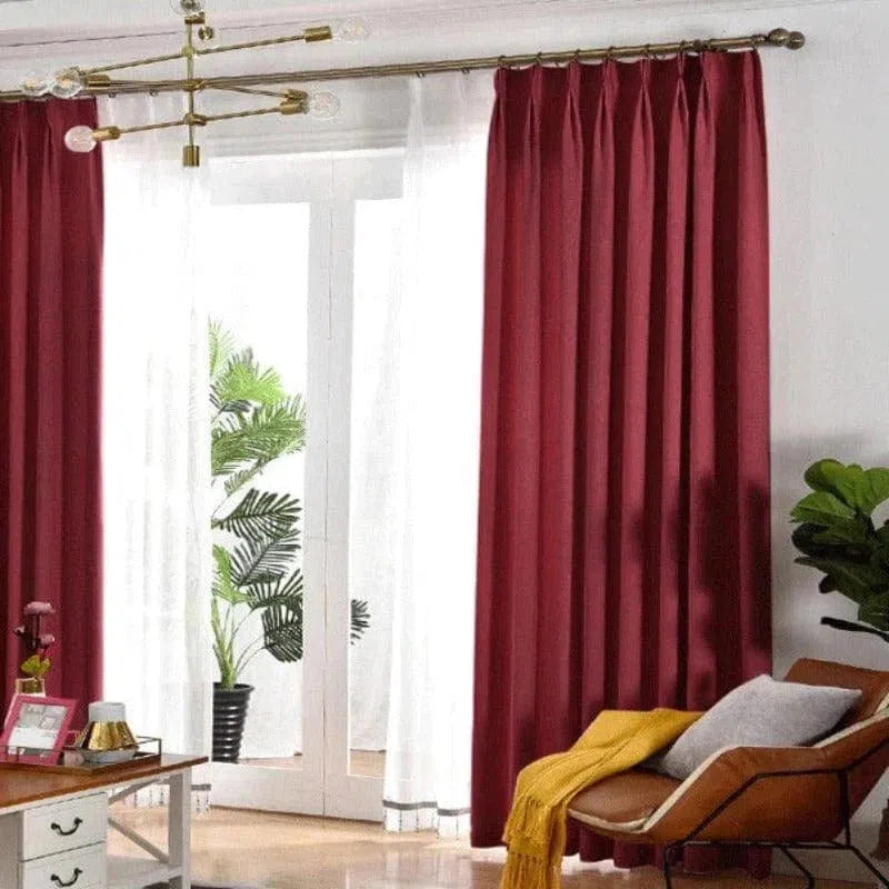 Rideaux opaques rouges pour salon moderne avec lumière naturelle. Décoration intérieure élégante avec rideaux élégants, canapé confortable et plantes vertes. Accessoires de décoration avec chaise et table basse. Idéal pour créer une ambiance chaleureuse et accueillante.