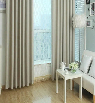 Rideaux opaques de couleur beige pour salon moderne, offrant une ambiance lumineuse et élégante. Parfaits pour décorer et ajuster la luminosité de votre espace de vie, ces rideaux ajoutent une touche de sophistication à tout intérieur. Combinez avec des meubles blancs et un décor minimaliste pour une atmosphère harmonieuse. Disponibles en diverses tailles, s'harmonisent facilement avec toutes les esthétiques de la maison.
