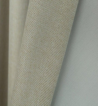 Rideaux beiges élégants, parfaits pour un salon ou une chambre, ajoutant une touche de sophistication et de confort à votre intérieur. Modèle contemporain avec un design épuré pour harmoniser votre décoration.
