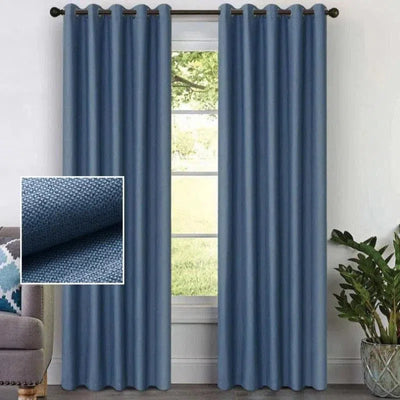 Rideaux bleu foncé pour salon moderne, design élégant avec œillets, adaptés pour décorer une fenêtre de manière contemporaine. Idéal pour ajouter une touche de couleur à votre intérieur tout en offrant une intimité et une protection contre la lumière. Accessoire de décoration parfait pour harmoniser avec un canapé gris et un décor végétal.