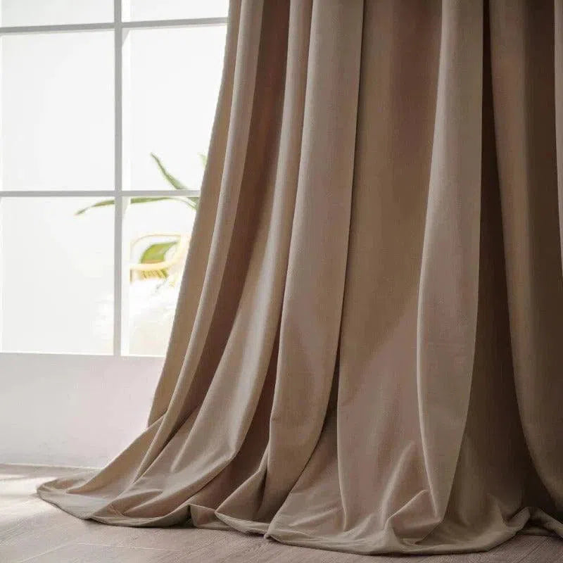 Rideaux élégants couleur beige pour salon, avec drapé fluide et esthétique moderne, idéal pour créer une ambiance chaleureuse et accueillante. Parfaits pour s'harmoniser avec divers styles de décoration intérieure et apporter une touche sophistiquée à votre pièce.