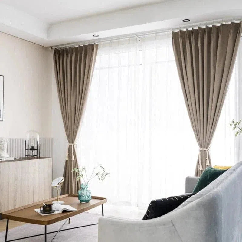 Rideaux élégants beiges pour salon moderne, offrant une ambiance lumineuse et chaleureuse, parfaits pour valoriser la décoration intérieure et créer un espace accueillant. Idéal pour une touche de sophistication et de confort à votre pièce.