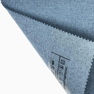 Échantillon de tissu bleu clair avec des instructions de lavage imprimées, idéal pour la confection de vêtements et d'accessoires. Couleur attrayante et moderne adaptée à divers projets de couture et de décoration intérieure.