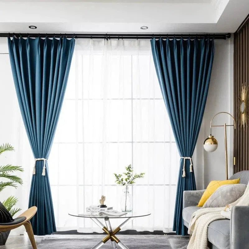 Rideaux modernes bleu foncé pour salon, associés à une décoration intérieure élégante comprenant un canapé gris avec coussins jaunes, une table basse design et un éclairage contemporain. Ces rideaux rehaussent le style de votre espace de vie avec une touche de sophistication. Parfait pour ceux qui cherchent à créer une atmosphère chaleureuse et accueillante dans leur maison.