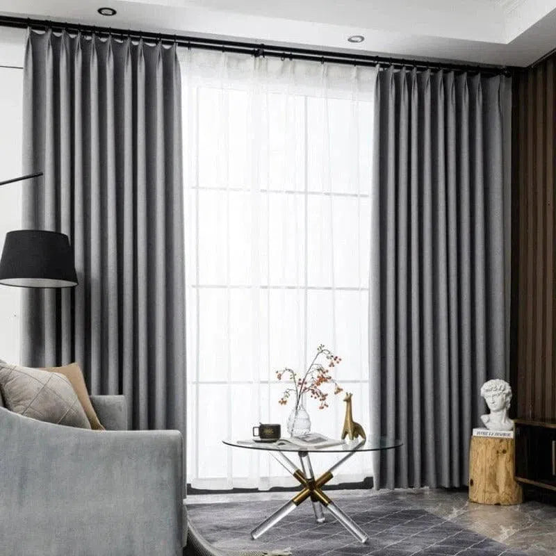 Rideaux opaques gris élégants pour le salon moderne, offrant une ambiance chaleureuse et sophistiquée. Ces rideaux ajoutent une touche de design contemporain tout en assurant une intimité parfaite. Idéaux pour compléter une décoration intérieure raffinée.
