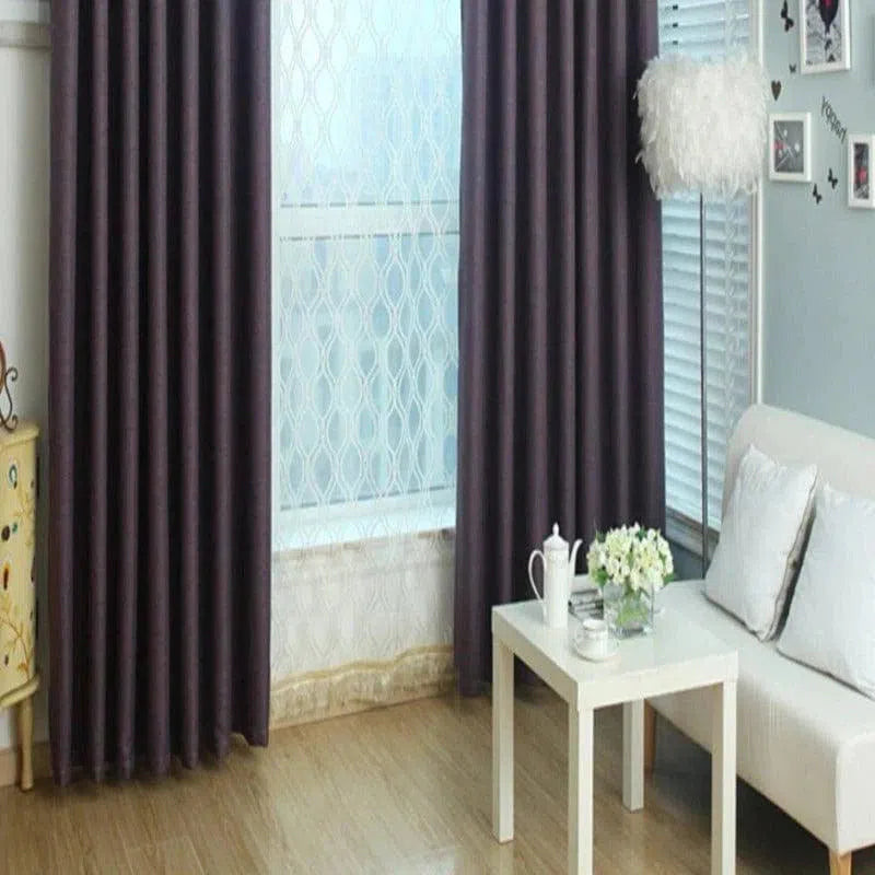 Rideau occultant violet élégant pour salon moderne, ajoutant une touche sophistiquée à votre décoration intérieure. Idéal pour créer une ambiance chaleureuse, il complète parfaitement votre espace de vie avec son design épuré et moderne. Accessoire indispensable pour un intérieur cosy et moderne, apportant style et fonctionnalité.