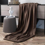 Drapé élégant d'une couleur chocolat, posé avec soin sur une commode moderne, apportant une touche sophistiquée à la décoration intérieure. Parfait pour un salon ou une chambre à coucher, ce tissu ajoute une ambiance chaleureuse et raffinée à votre espace de vie.
