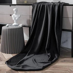 Drapé d'intérieur noir élégant, idéal pour une décoration moderne. Accessoire tendance, parfait pour ajouter une touche sophistiquée à votre salon. Ce tissu décoratif s'intègre harmonieusement avec divers styles d'ameublement, apportant chaleur et caractère à votre espace.