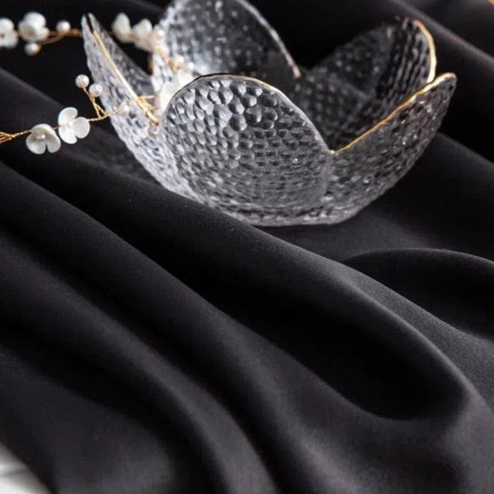 Bol décoratif transparent au design texturé, subtiles touches dorées, parfait pour apporter une touche d'élégance à votre intérieur. Idéal pour les salons modernes ou les espaces de réception.