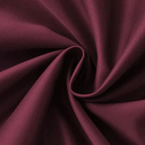 Drapé élégant de couleur bordeaux pour décoration intérieure, création de vêtements ou projets artisanaux. Tissu fluide idéal pour ajouter une touche de sophistication à vos réalisations. Parfait pour la mode ou l'ameublement, ce textile polyvalent s'adapte à toutes vos envies créatives.