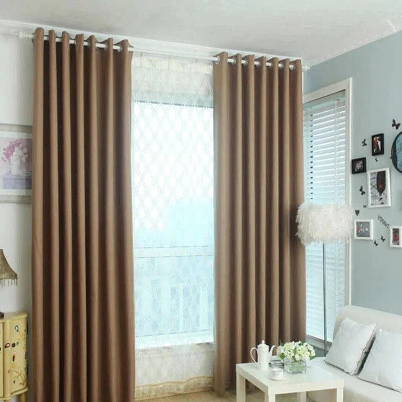 Rideaux opaques marron de style moderne pour salon, parfaits pour créer une ambiance chaleureuse et intime. Idéaux pour bloquer la lumière, ces rideaux sont une solution élégante pour habiller vos fenêtres tout en ajoutant une touche décorative à votre intérieur. Accessoirisez avec des meubles contemporains pour un ensemble harmonieux.