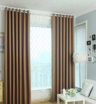 Rideaux opaques marron de style moderne pour salon, parfaits pour créer une ambiance chaleureuse et intime. Idéaux pour bloquer la lumière, ces rideaux sont une solution élégante pour habiller vos fenêtres tout en ajoutant une touche décorative à votre intérieur. Accessoirisez avec des meubles contemporains pour un ensemble harmonieux.
