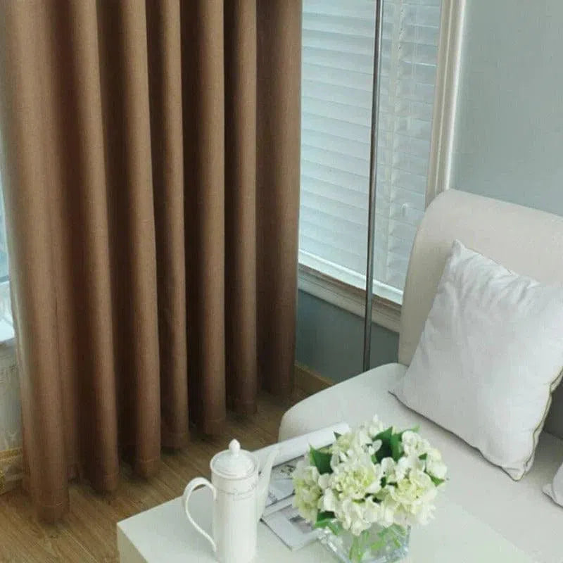 Rideau marron élégant pour salon moderne, apportant une touche de chaleur et de sophistication à votre intérieur. Idéal pour harmoniser la décoration de votre espace de vie, ce rideau offre une luminosité modulable selon vos envies. Sa couleur naturelle s'intègre parfaitement à tout type de mobilier, créant une ambiance accueillante et raffinée.