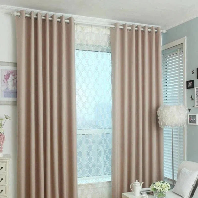 Rideaux élégants de couleur taupe pour salon moderne, apportant une touche chaleureuse à votre décoration intérieure. Parfaits pour tamiser la lumière naturelle tout en préservant l'intimité. Découvrez comment ces rideaux peuvent transformer l'ambiance de votre pièce tout en ajoutant une note de sophistication.