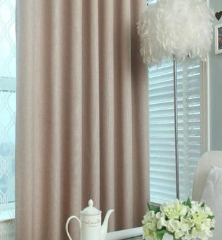 Rideaux opaques beige pour chambre moderne, offrant une ambiance élégante et cosy. Idéal pour la décoration intérieure et l'intimité. Ces rideaux contribuent à un éclairage tamisé et s'adaptent parfaitement à un style contemporain. Complément parfait pour salons ou chambres à coucher.