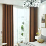 Rideaux marron assortis à une décoration de chambre moderne avec lit gris et lampe design. Fenêtre laissant passer la lumière naturelle pour une ambiance chaleureuse et élégante, mettant en valeur un intérieur contemporain. Idéal pour optimiser l'éclairage et le style de votre espace de vie.