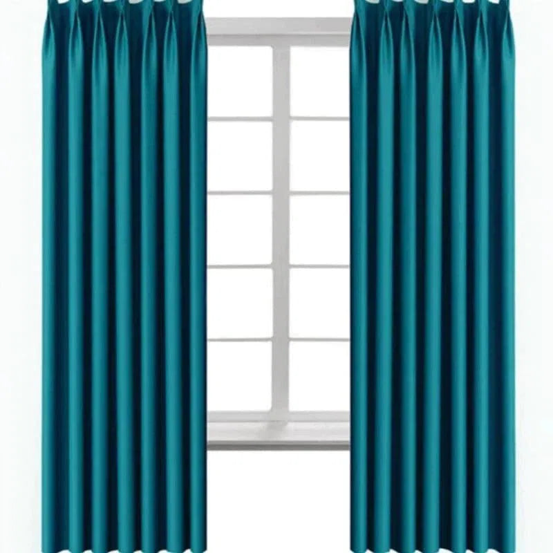 Paire de rideaux élégants de couleur bleu turquoise, idéale pour l'aménagement intérieur et la décoration de fenêtres. Cette tenture ajoute une touche moderne et sophistiquée à n'importe quelle pièce de la maison. Parfaite pour contrôler la lumière et offrir une ambiance chaleureuse à votre salon ou chambre.