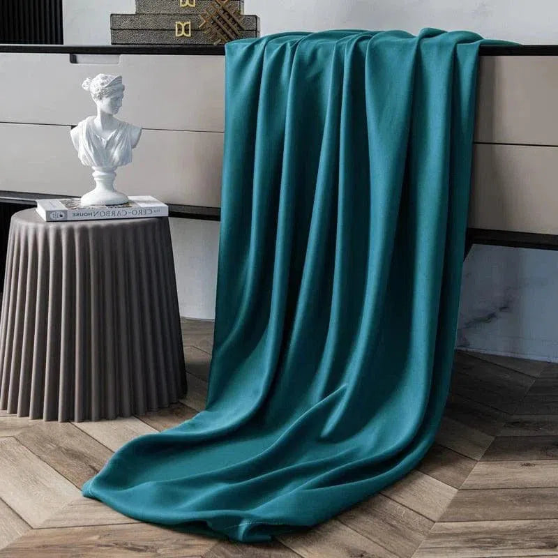 Drapé élégant de couleur bleu canard apportant une touche raffinée à votre intérieur. Idéal pour ajouter une note de sophistication à votre décoration, il s'accorde parfaitement avec des meubles modernes et des éléments classiques. Parfait pour sublimer le salon ou la chambre.