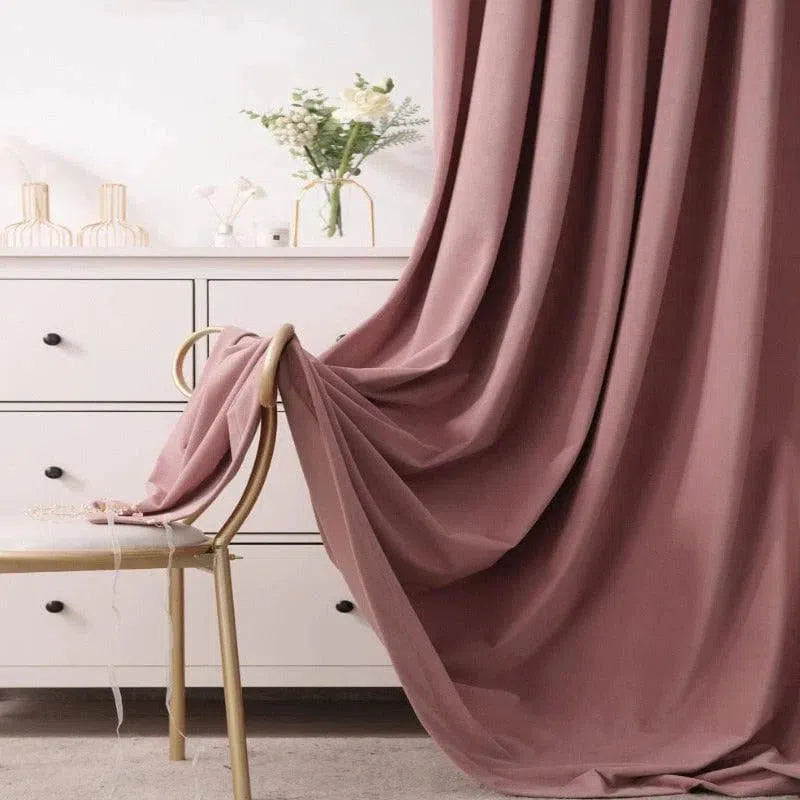 Rideau élégant rose foncé suspendu dans une pièce moderne, offrant une ambiance chaleureuse et sophistiquée. Idéal pour sublimer votre intérieur avec une touche de couleur douce et raffinée. Parfait pour le salon, la chambre ou le bureau. Découvrez le design contemporain qui transforme votre espace.