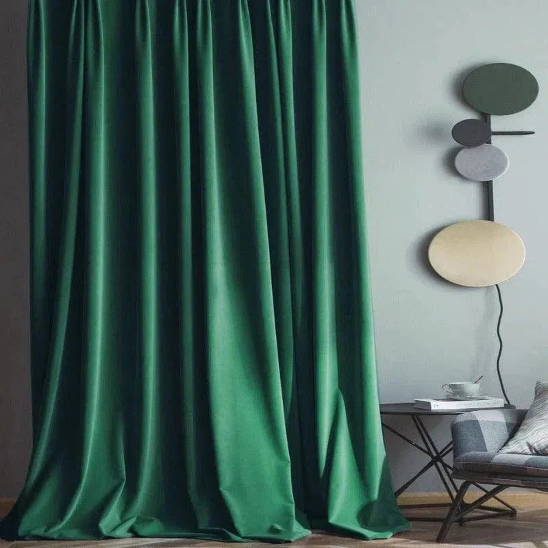 Rideau vert élégant pour salon moderne, apportant une touche de sophistication à votre intérieur. Idéal pour créer une ambiance chaleureuse et tamisée. Accessoire intemporel pour la décoration de votre espace de vie.