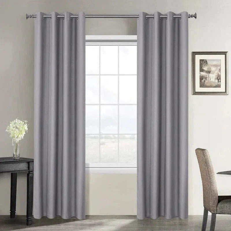 Rideaux opaques gris clair, design moderne, montés sur tringle avec œillets métalliques. Idéal pour le salon ou la chambre à coucher, ajoutant une touche élégante à votre intérieur tout en contrôlant la luminosité. Disponible en plusieurs dimensions pour s'adapter à toutes les fenêtres.