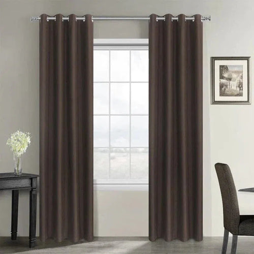 Rideaux opaques marron pour salon moderne, idéal pour isoler de la lumière et offrir une ambiance chaleureuse. Design élégant avec œillets métalliques pour un montage facile, décoration parfaite pour fenêtres de salon ou de chambre. Harmonise avec tout type de mobilier intérieur.