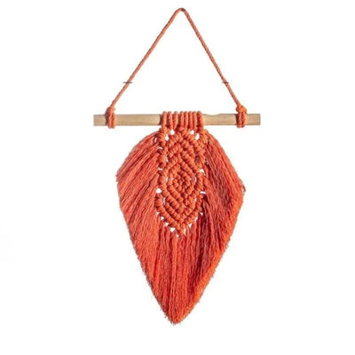 Décoration murale bohème en macramé, couleur orange vif, parfaite pour apporter une touche artisanale et chaleureuse à votre intérieur. Idéale pour embellir un salon ou une chambre avec son design élégant et sa texture unique. Accessoire tendance pour un style naturel et accueillant.