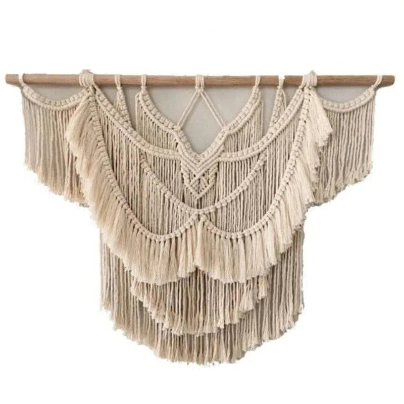 Décoration murale bohème en macramé, conçue pour apporter une touche d'élégance et de charme à votre intérieur. Ce design artisanal est parfait pour un salon, une chambre ou un espace de détente, ajoutant une ambiance chaleureuse et accueillante. Idéal pour les amateurs de décoration intérieure recherchant un style unique et tendance.