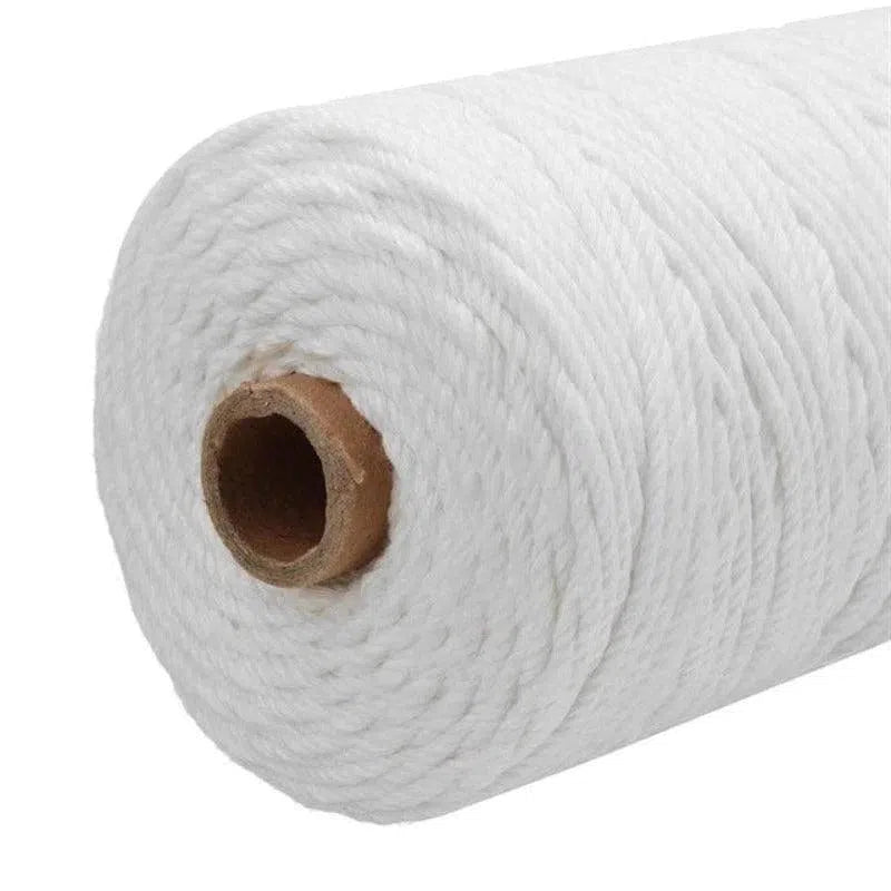 Bobine de fil blanc robuste pour diverses utilisations domestiques et artisanales, idéale pour le bricolage, l'emballage et la décoration intérieure. Convient pour les projets créatifs et les travaux manuels exigeant une résistance fiable.