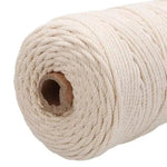Bobine de corde torsadée beige, idéale pour les projets de bricolage ou d'artisanat, facile à manipuler et résistante. Parfaite pour des créations personnalisées, emballages ou décoration intérieure.