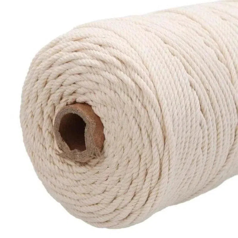 Bobine de corde torsadée beige, idéale pour les projets de bricolage ou d'artisanat, facile à manipuler et résistante. Parfaite pour des créations personnalisées, emballages ou décoration intérieure.