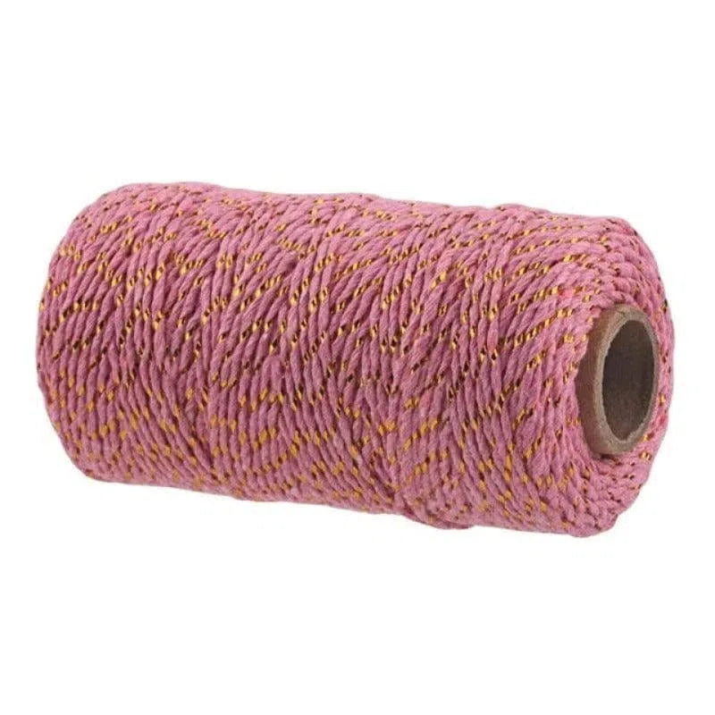 Bobine de fil rose avec détails dorés, idéale pour projets DIY, loisirs créatifs et emballages cadeaux personnalisés. Résistante et esthétique, elle convient pour la décoration et l'artisanat créatif.