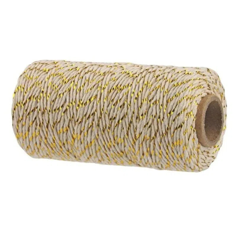 Bobine de ficelle décorative avec des détails dorés, idéale pour les projets créatifs, l'emballage cadeau ou l'artisanat, offrant une touche élégante et festive.