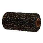 Bobine de fil noir avec motifs dorés pour travaux créatifs et décoratifs. Idéal pour couture, tricot, et projets de décoration intérieure. Accessoire essentiel pour personnalisation et embellissement des textures.