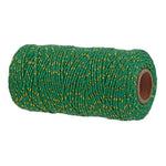 Bobine de fil vert avec motifs dorés pour utilisation générale, idéale pour les travaux d'artisanat et de décoration intérieure. Ce fil robuste et coloré offre une solution pratique et attrayante pour emballer des cadeaux ou réaliser des projets créatifs. Facile à manipuler et polyvalent, il s'adapte à de nombreuses utilisations quotidiennes ou professionnelles.