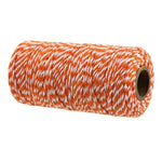 Bobine de ficelle torsadée orange et blanche, idéale pour les travaux manuels, l'artisanat et l'emballage de cadeaux. Accessoire polyvalent pour diverses utilisations créatives et pratiques.