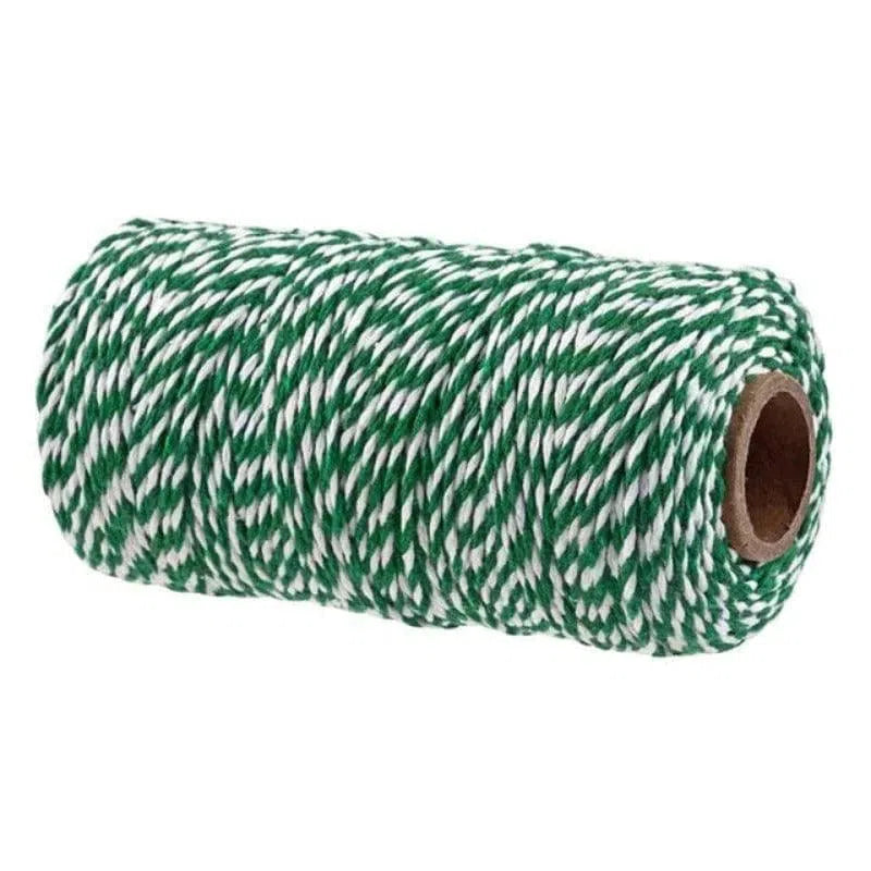 Bobine de ficelle torsadée verte et blanche idéale pour les projets de bricolage, l’emballage cadeau, et les activités artisanales. Accessoire polyvalent pour un usage créatif à la maison ou au bureau.