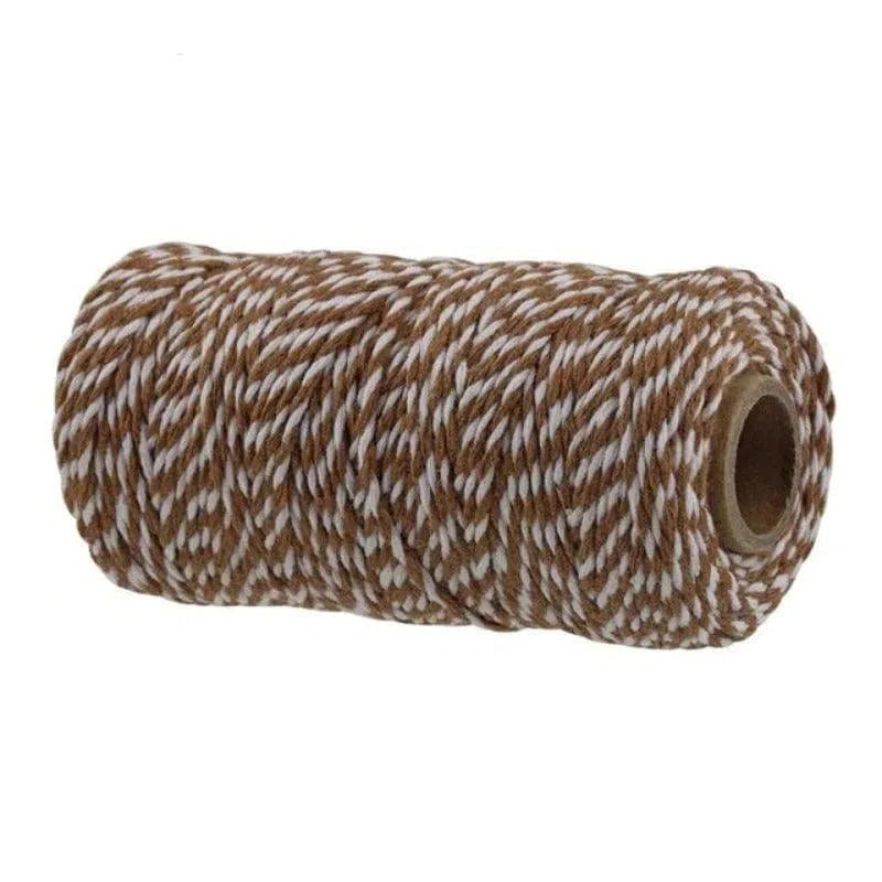 Bobine de ficelle torsadée marron et blanche, idéale pour le bricolage, l'artisanat, l'emballage de cadeaux et les projets créatifs. Longueur longue pour de multiples utilisations domestiques et professionnelles. Parfait pour ajouter une touche décorative et fonctionnelle à vos créations.